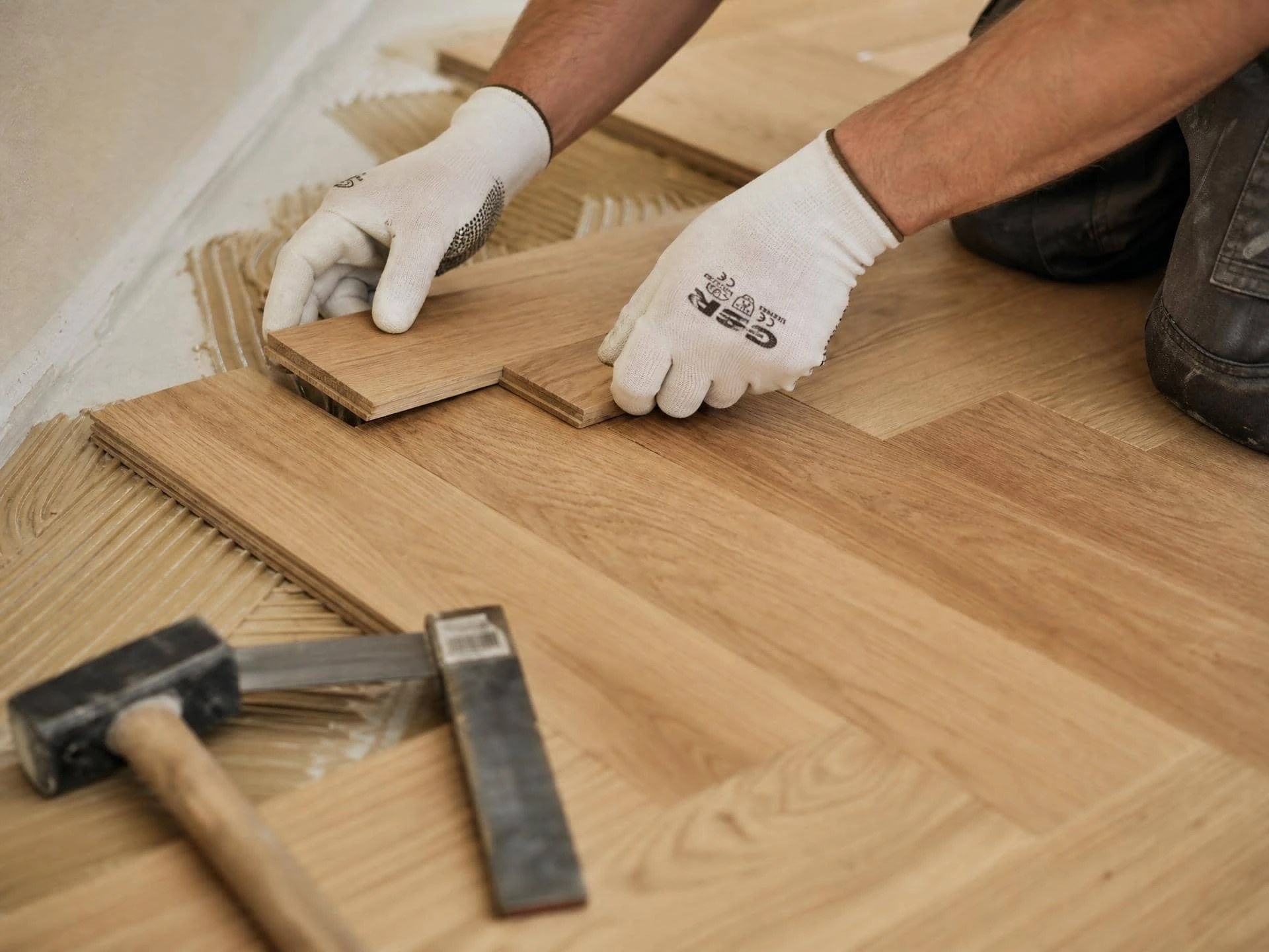 Pose de parquet à la main Exemple d'installation à la main de parque